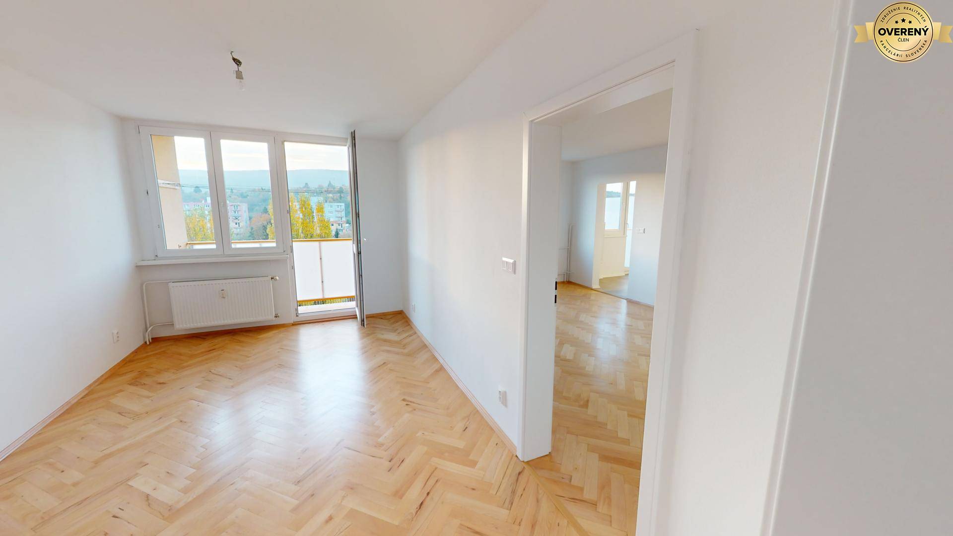 Presvetlený priestor bytu.jpg