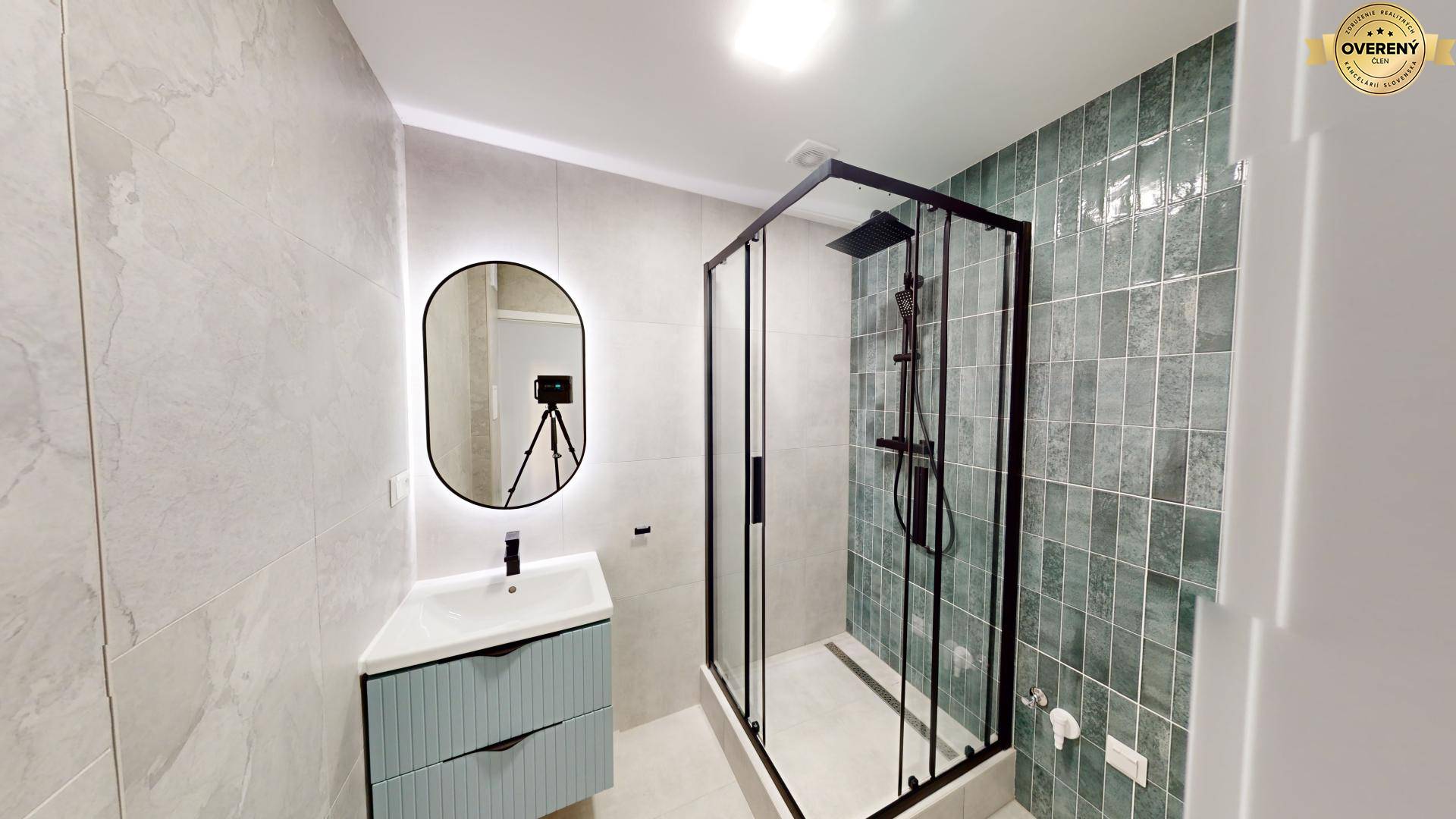 Prerobená kúpeľňa so sprchovým kútom.jpg