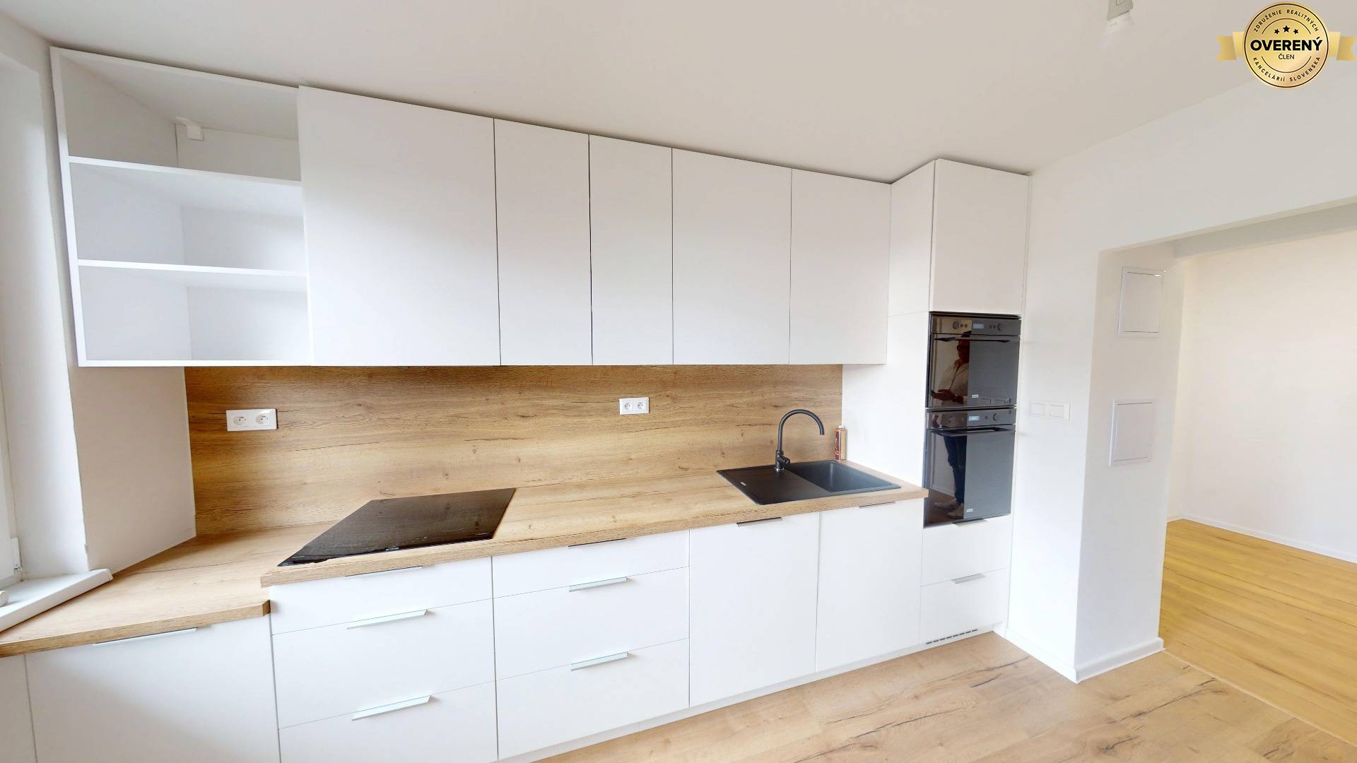 Kuchynská linka so zabudovanými spotrebičmi