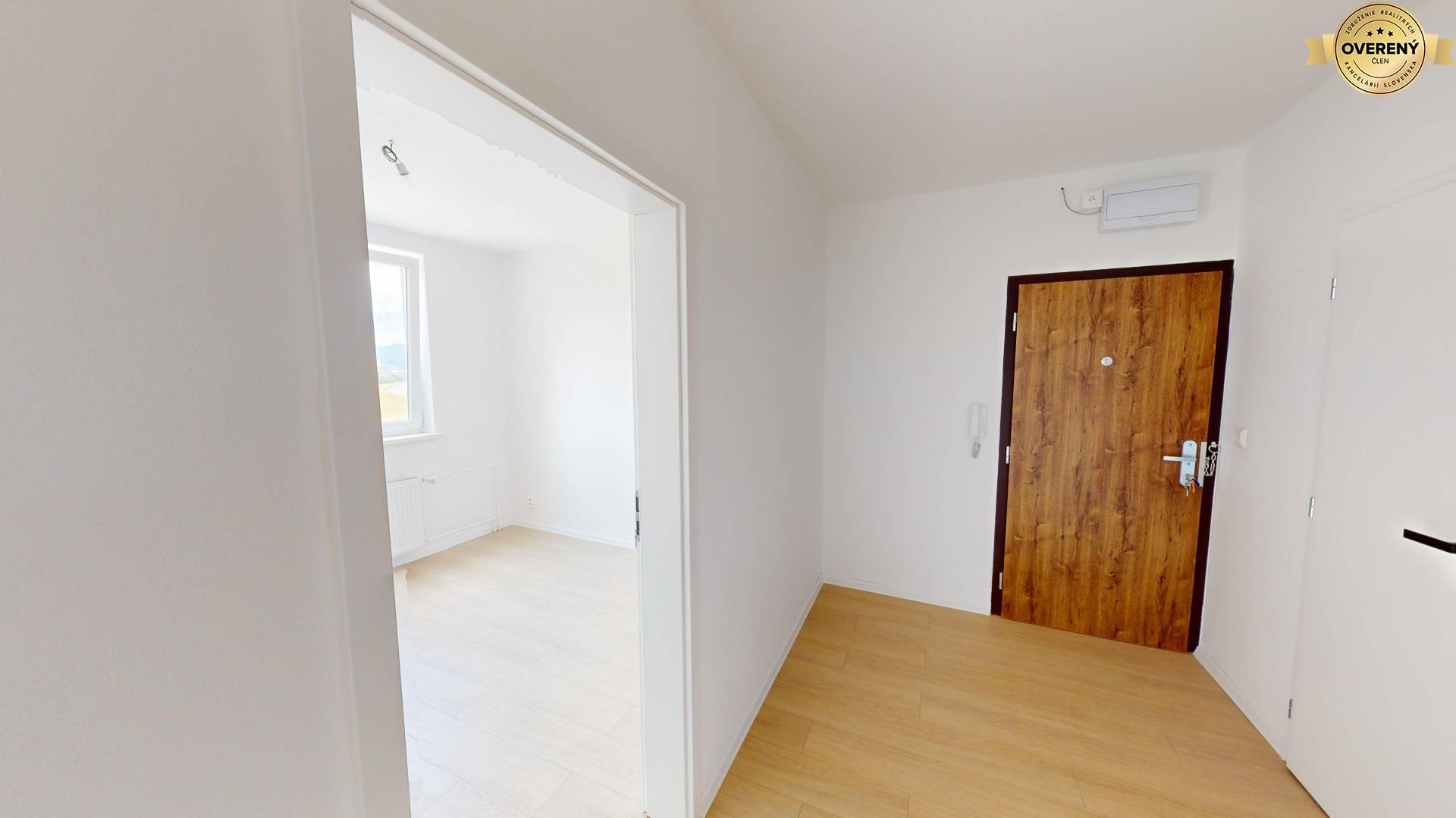Vstupná chodba s bezpečnostnými dverami, byt, Nemšová.jpg