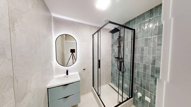 Prerobená kúpeľňa so sprchovým kútom.jpg